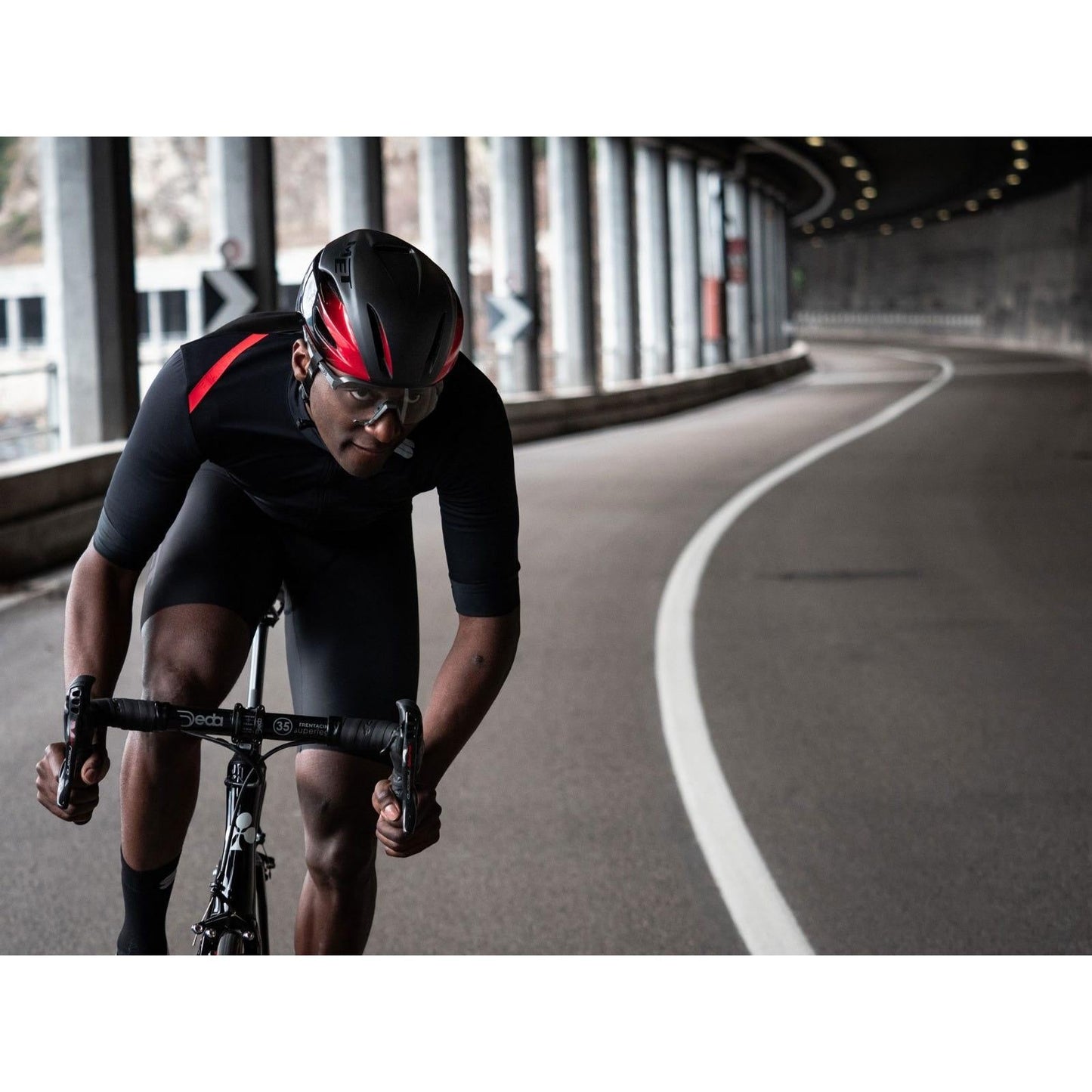 MET Manta MIPS Helmet Black/Red
