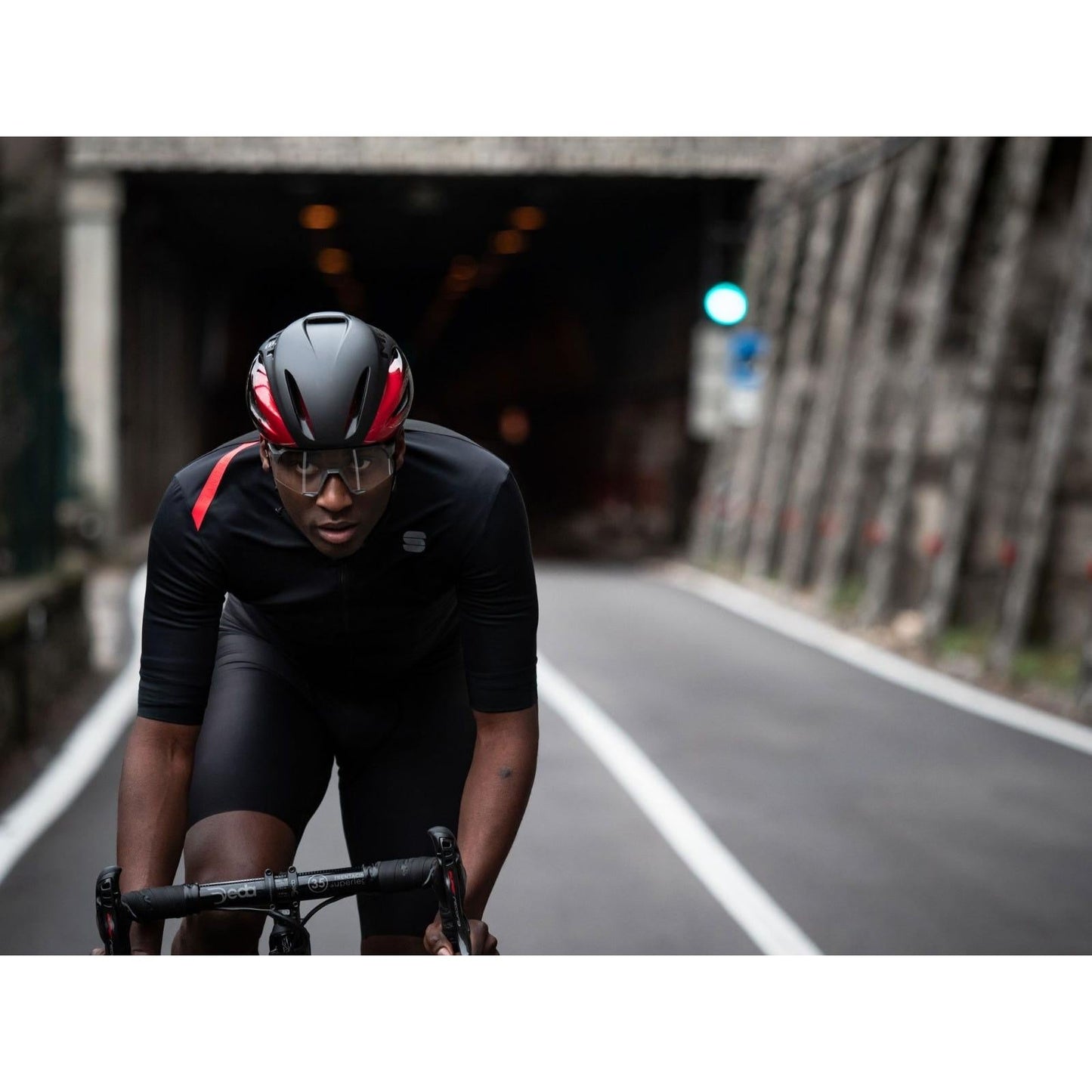 MET Manta MIPS Helmet Black/Red