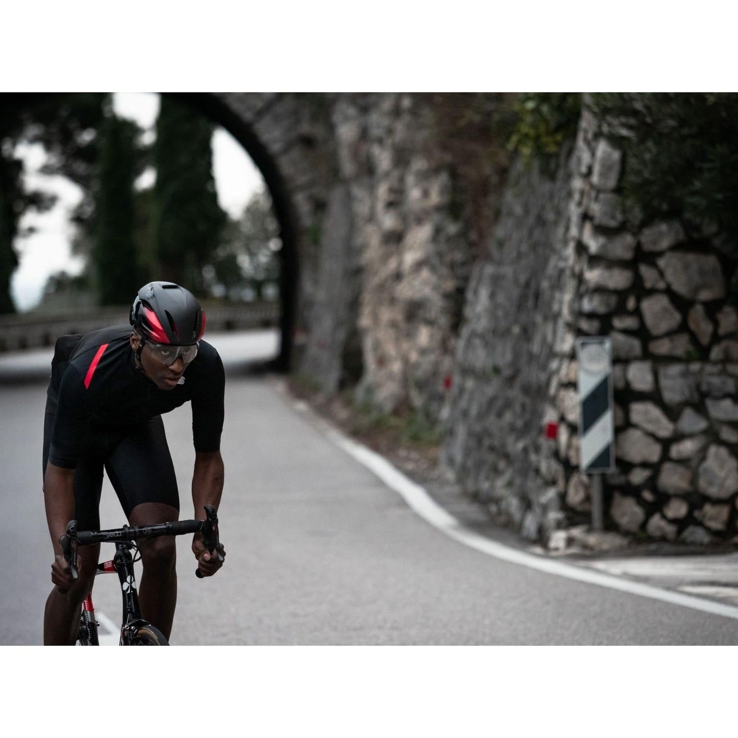 MET Manta MIPS Helmet Black/Red