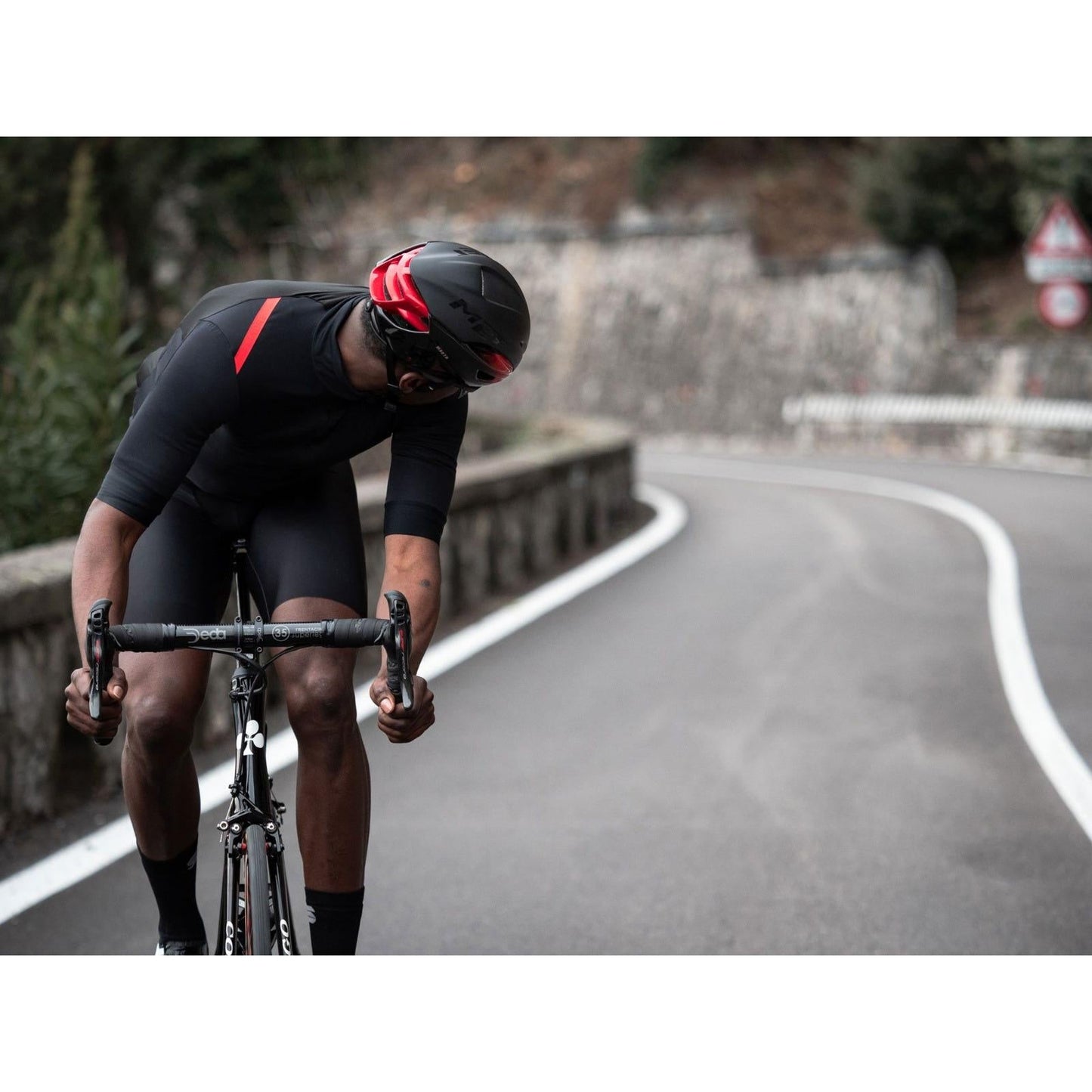 MET Manta MIPS Helmet Black/Red